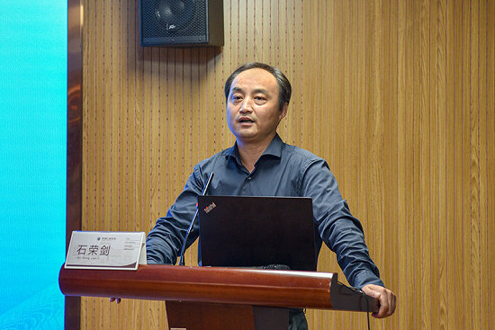 <a href='http://www.cuzhaopin.cn/a/1471.html' target='_blank'><u>石榮劍</u></a>